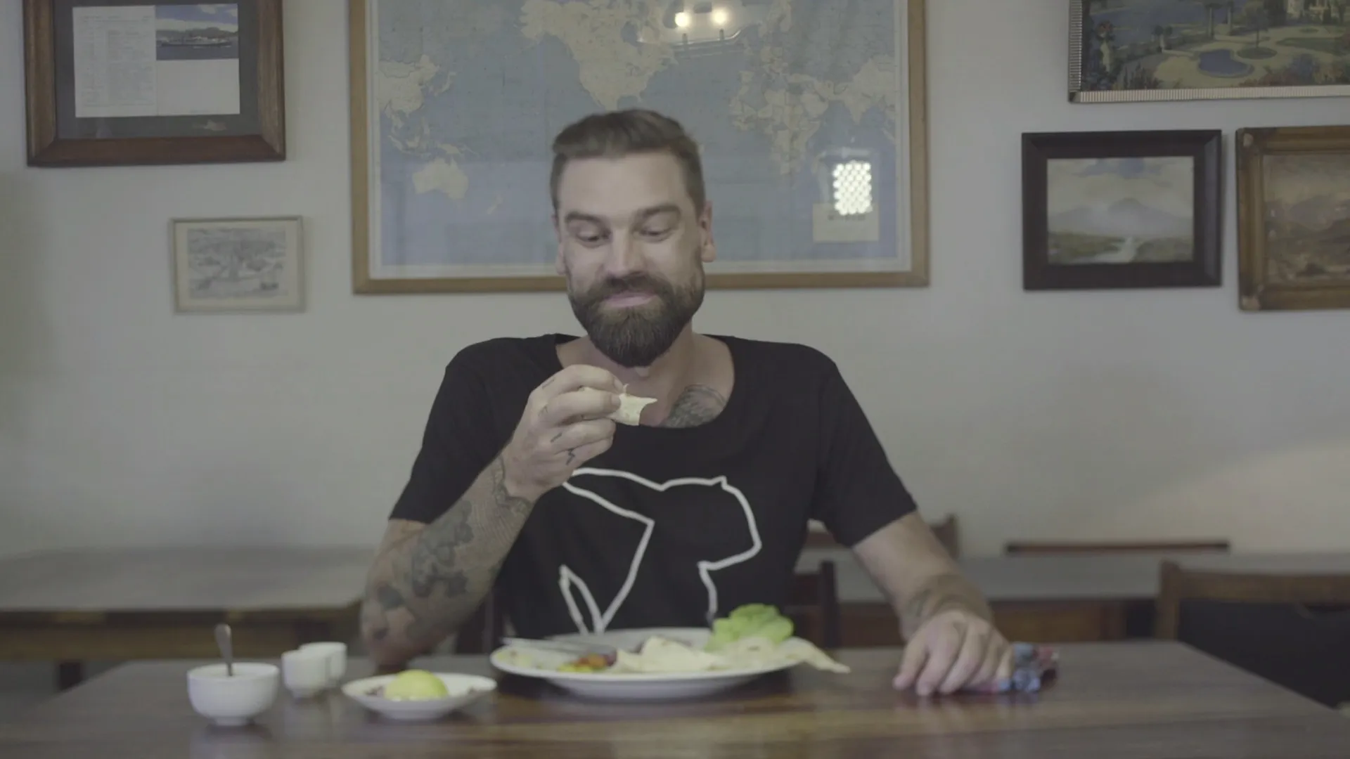 Comida, licor y tatuajes