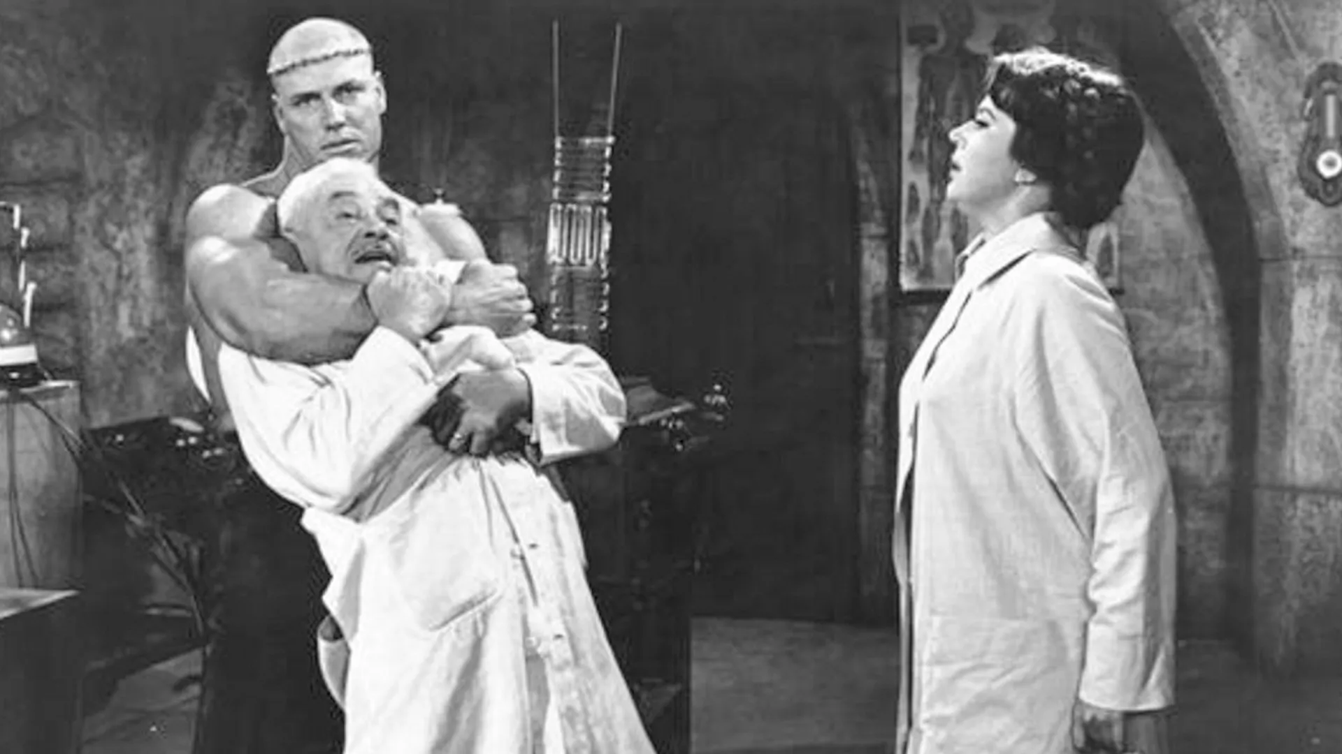 Jesse James conhece a filha de Frankenstein
