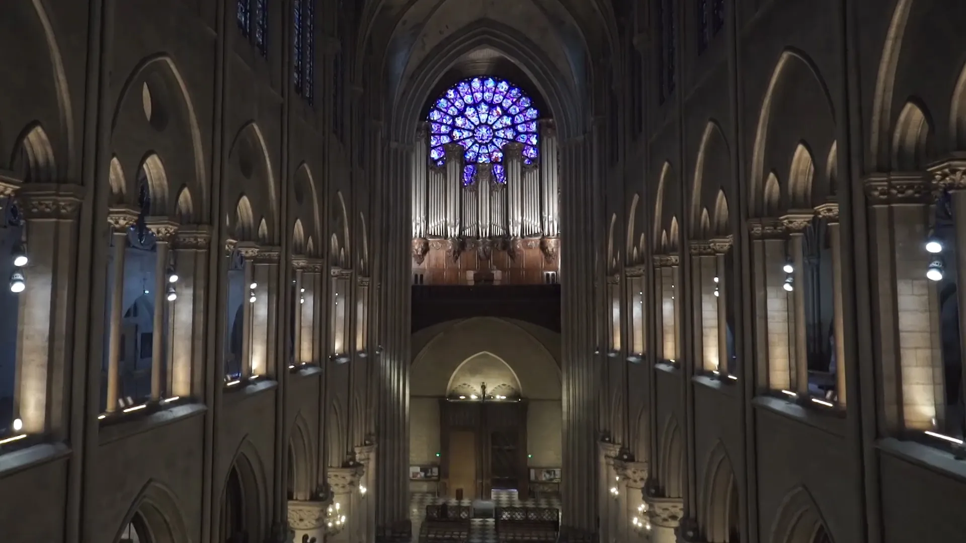 Notre Dame de Paris : Á l'ombre des tours de la cathédrale