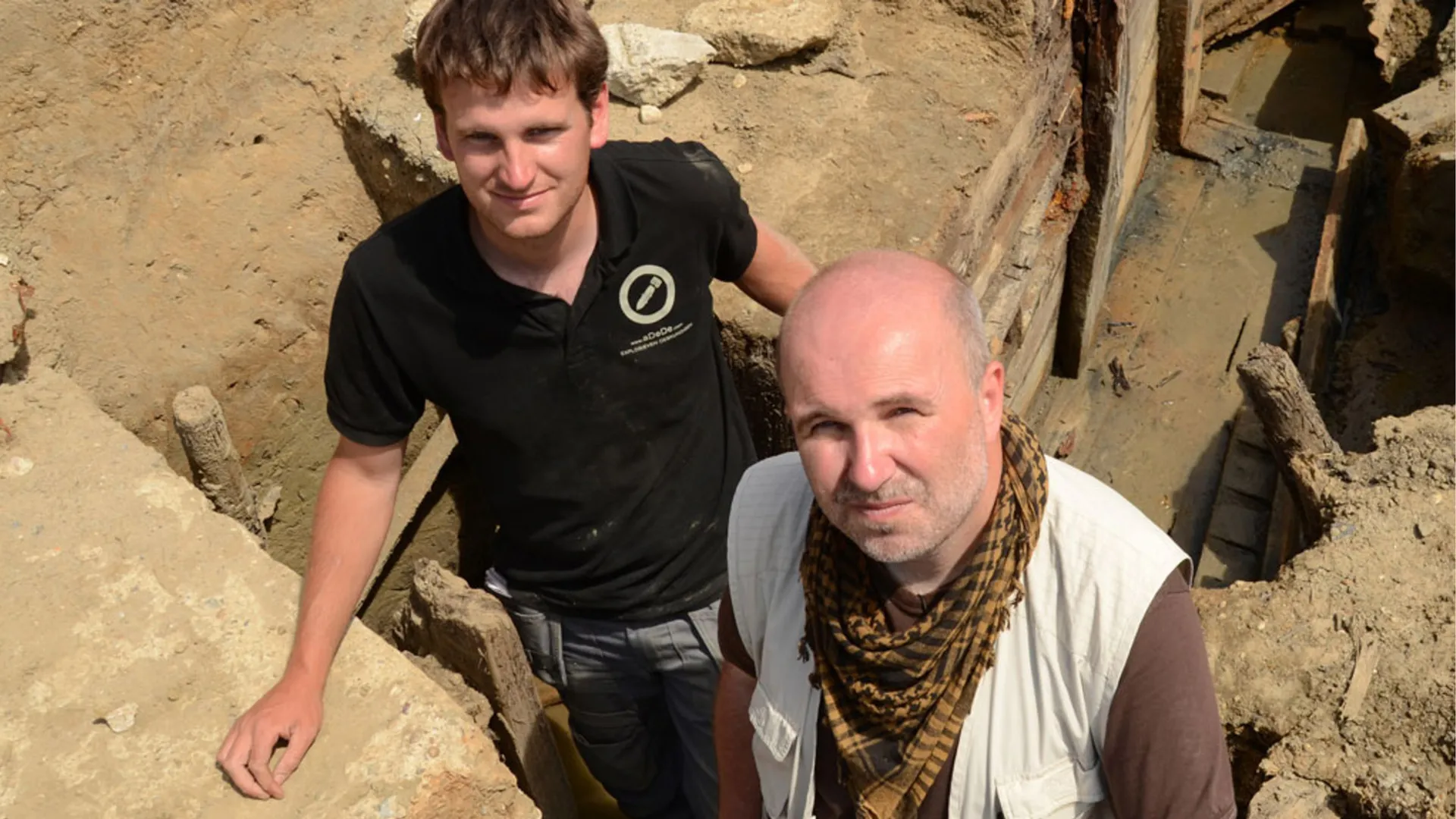 Archäologen im Schützengraben