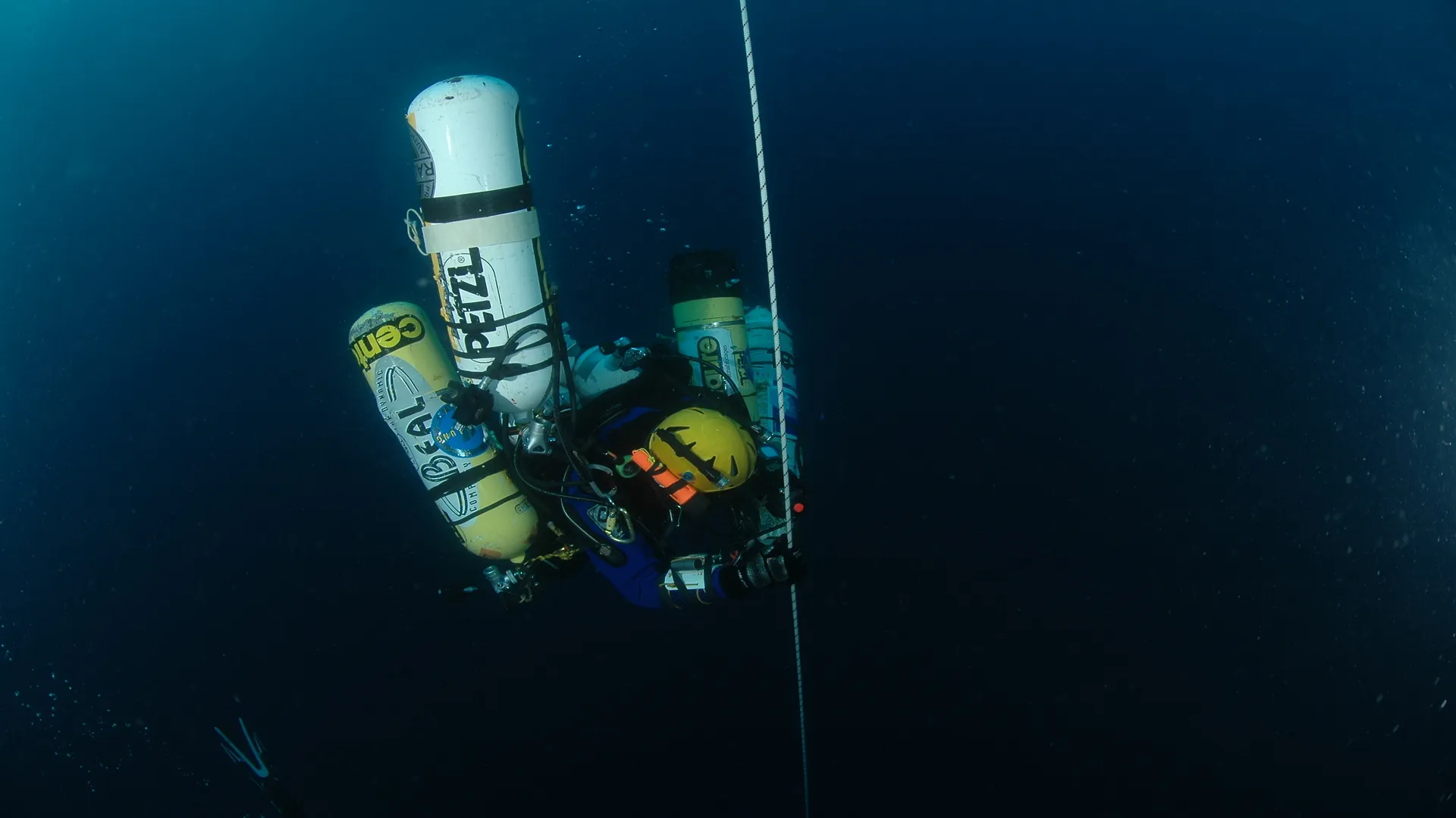 330 mètres sous les mers