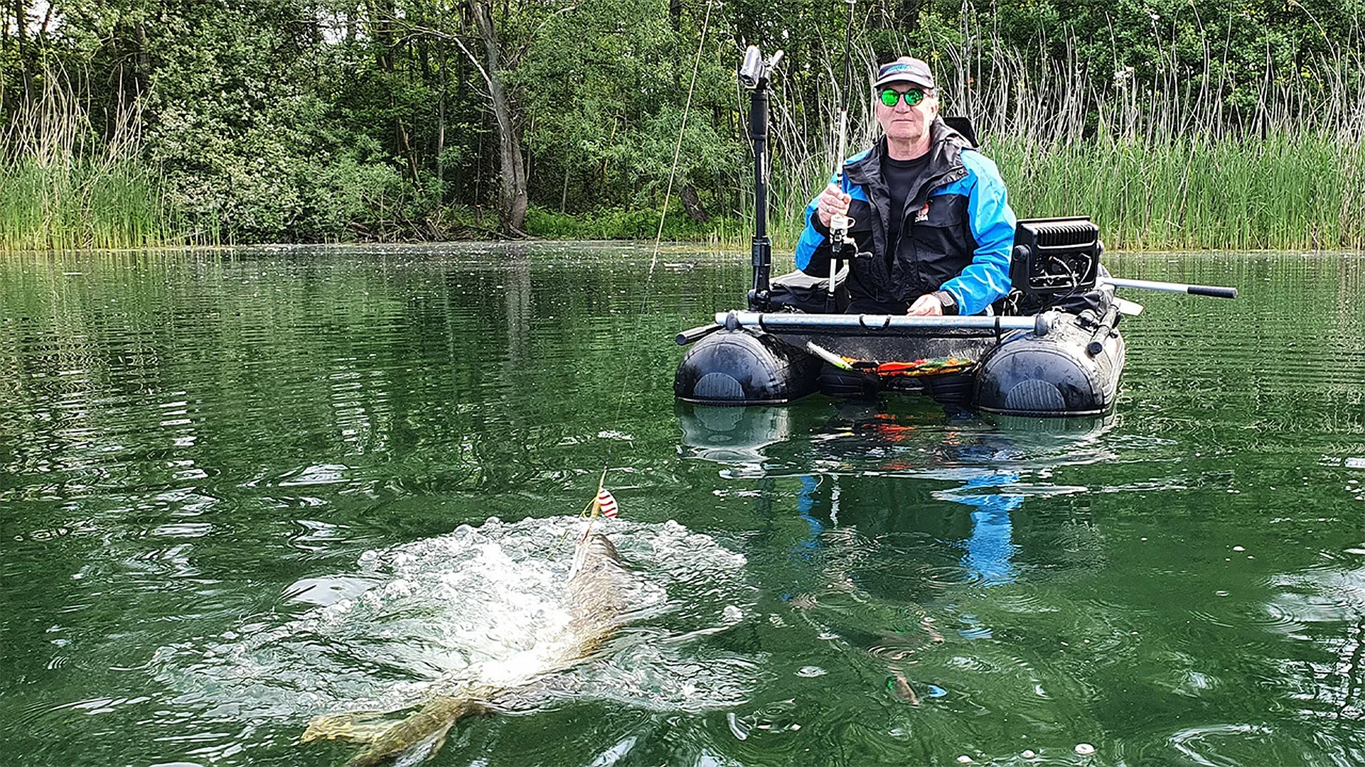 Belly-Boat Angeln am See Teil 1 - Mit Gummifisch und Spinner auf Hecht