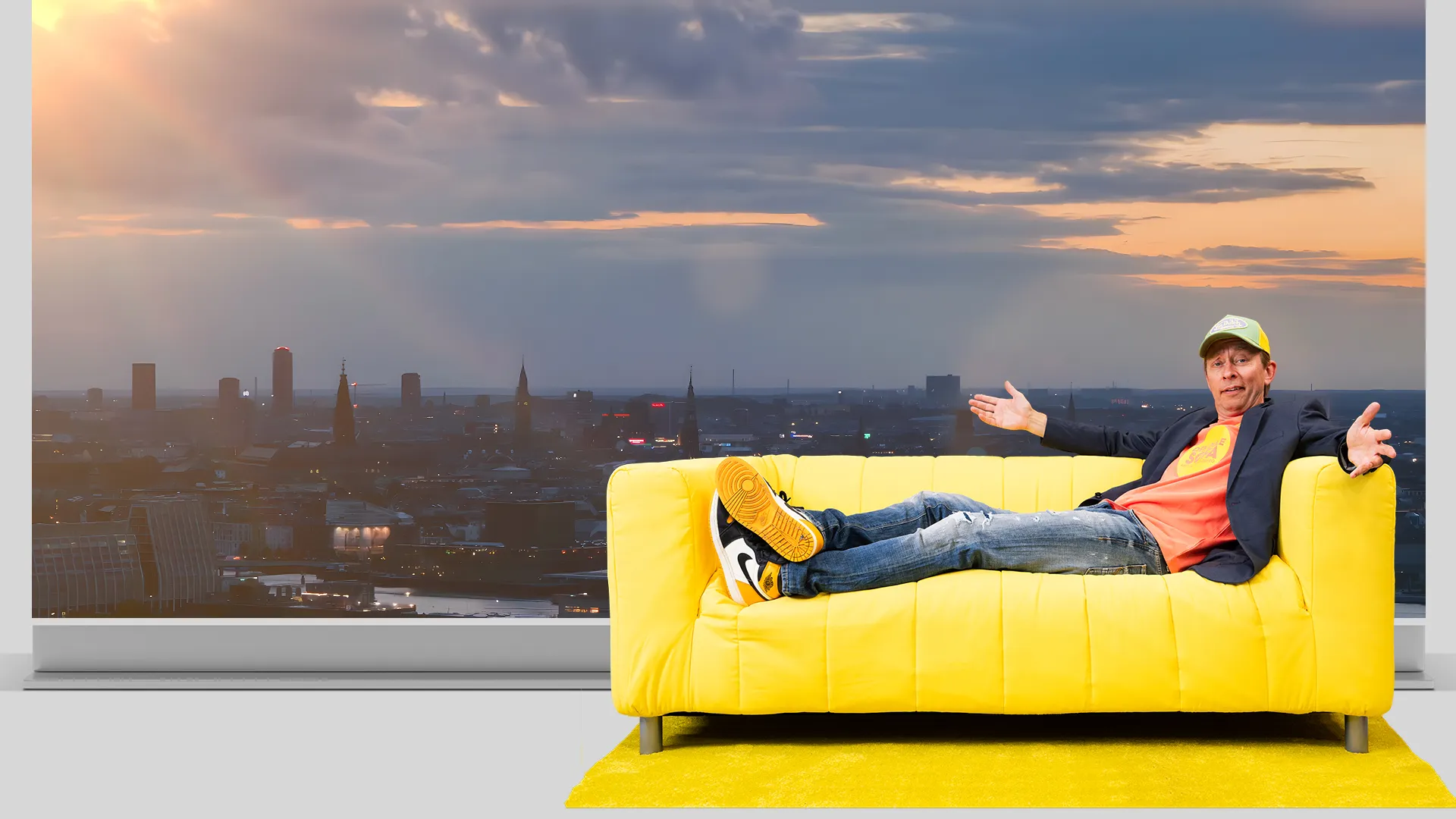 Den gule sofa med Allan Sindberg banner