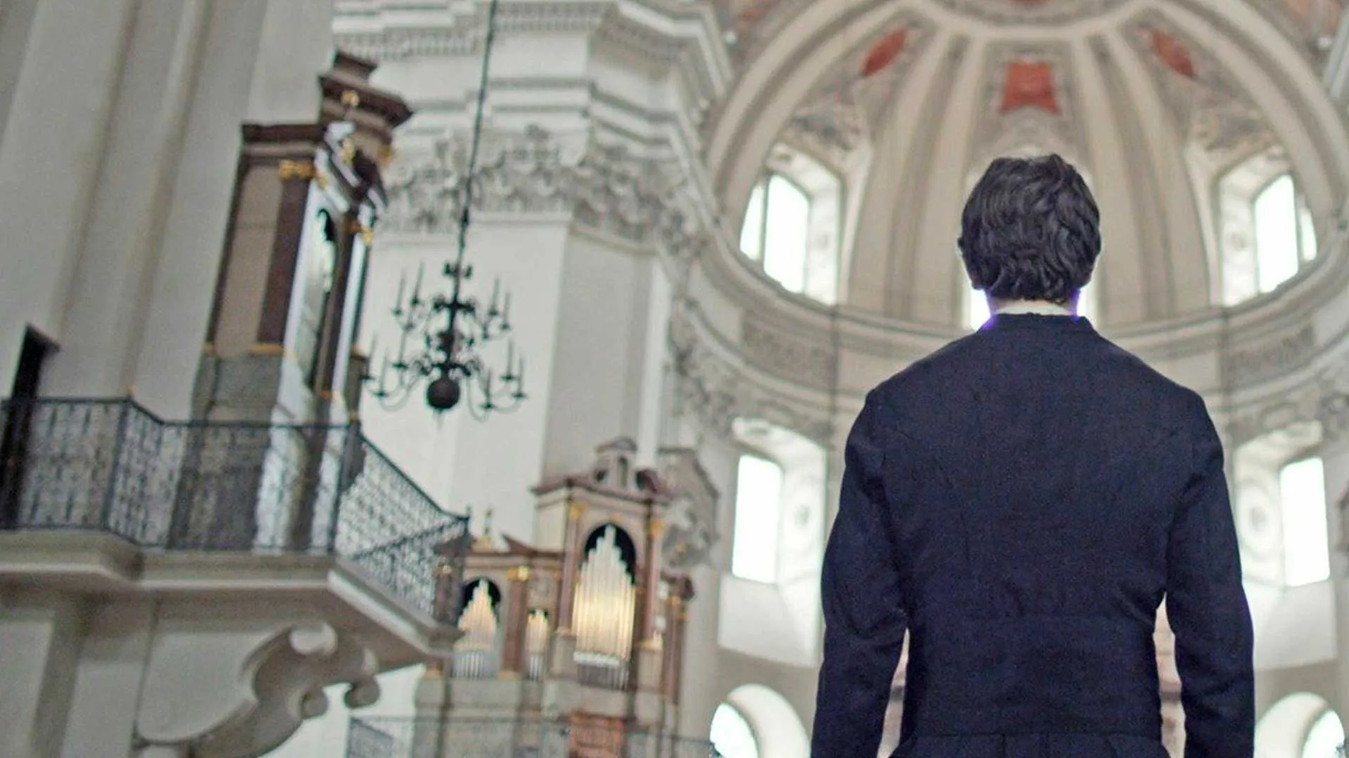 Noche Serena: Entre el Coraje y la Fe