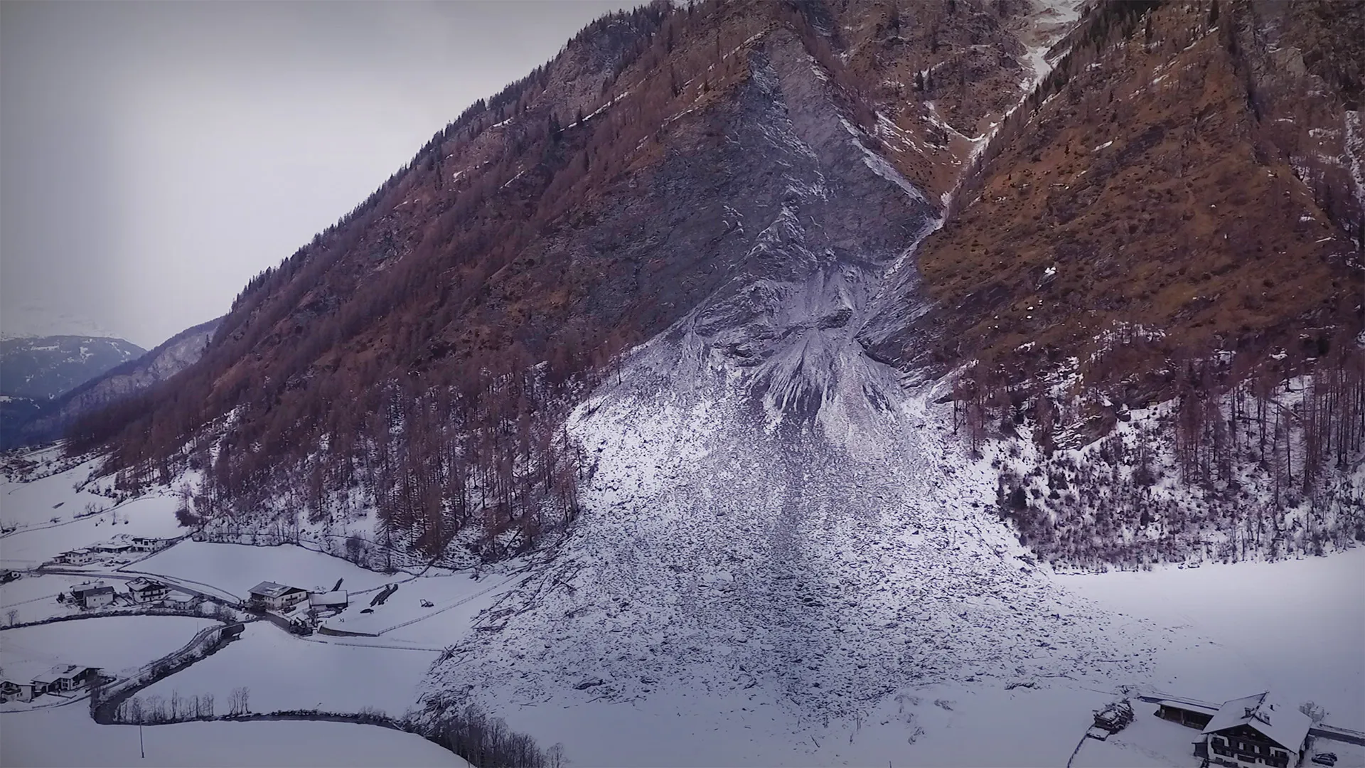 planet e.: Rockfall in the Mountains